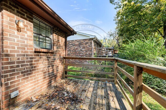 Building Photo - On Special: Two Bedroom Duplex in Hermitage!