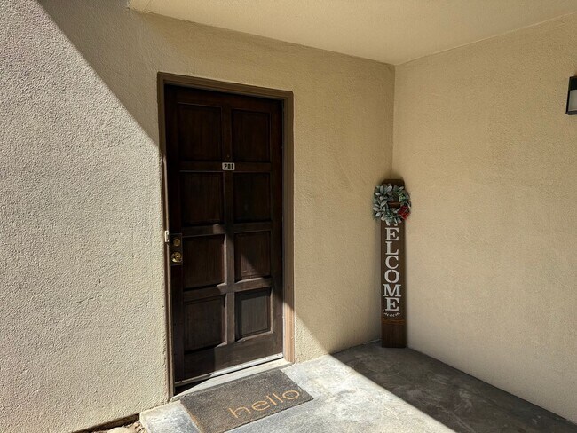 Building Photo - Updated 2-bedroom condo in gated community!