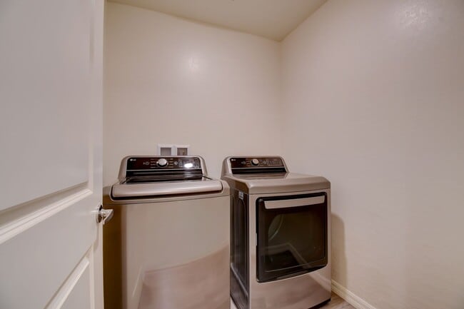 Building Photo - Spacious, Stylish & Move-In Ready