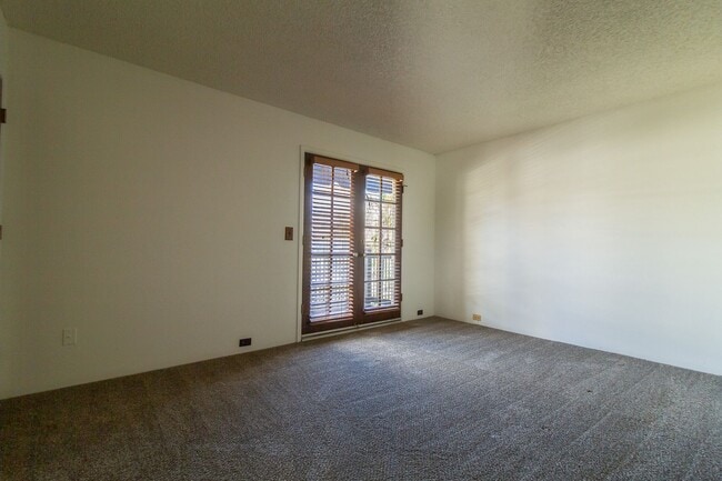 Building Photo - 4853 E Euclid Ave