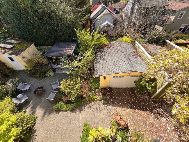 Building Photo - Gorgeous, Executive Living in Beautiful Ma...
