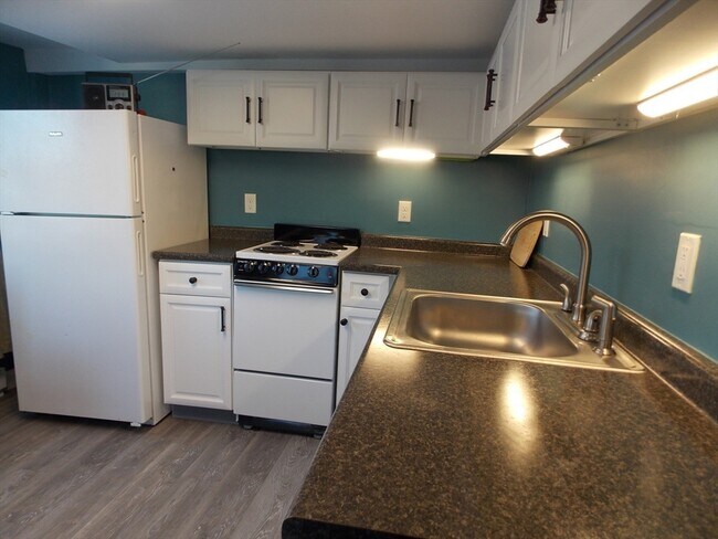 Building Photo - 25 1/2 King St