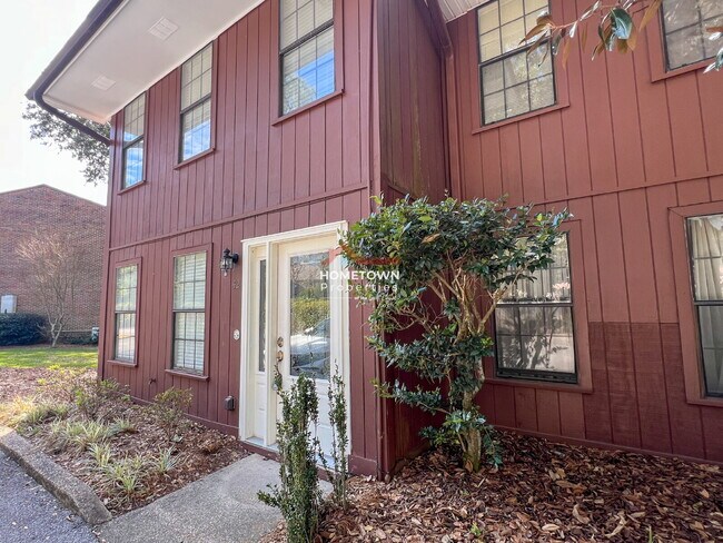 Building Photo - Location! 2-Bed Townhouse with 2.5 Baths i...