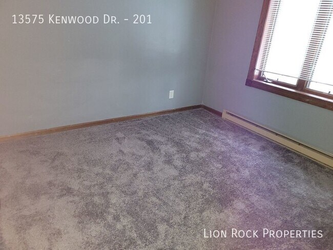 Building Photo - 13575 Kenwood Dr N