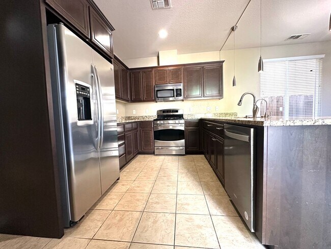 Building Photo - Spacious Home in Prime Turlock Location