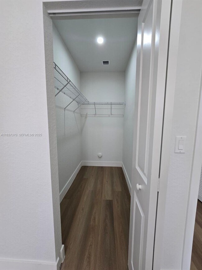 Building Photo - 1321 NW 6th Ave