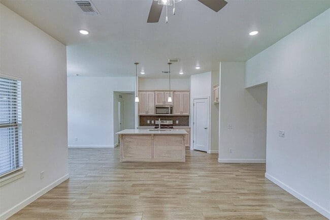 Building Photo - 2804 S Bowling Dr