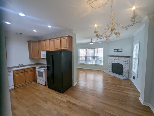 Building Photo - 2 BD Townhouse in Downtown Charleston- 1st...