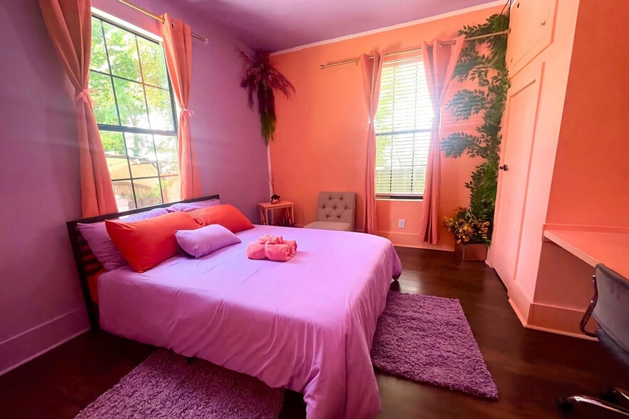 Building Photo - 2705 E 3rd St