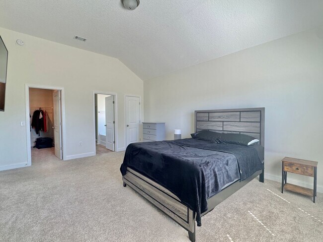 Building Photo - MOVE-IN READY! (Pet Friendly)