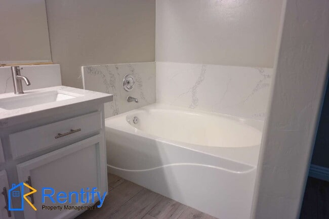 Building Photo - Updated! 4BD/2BA Home in SW Bakersfield