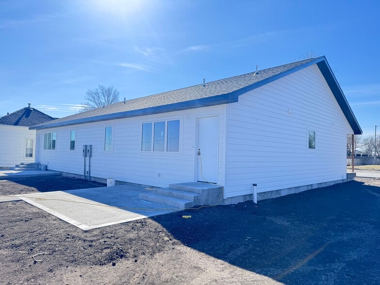 Building Photo - 202 E Plum St