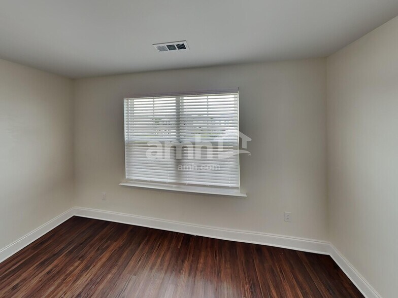 Building Photo - 5220 Valor Dr