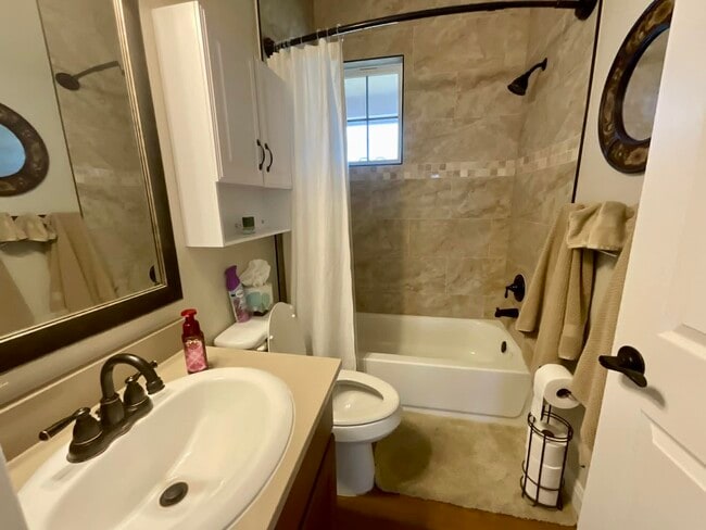 Building Photo - 104 Rolling Waters Ct