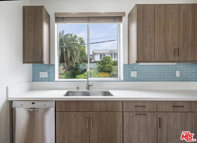 Building Photo - 1045 Manzanita St