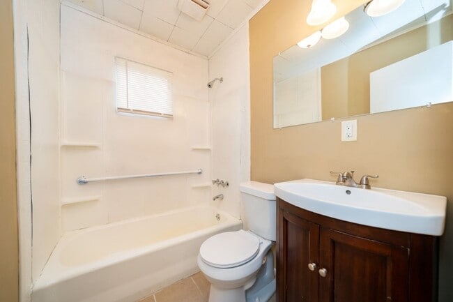 Building Photo - 213 Pine St