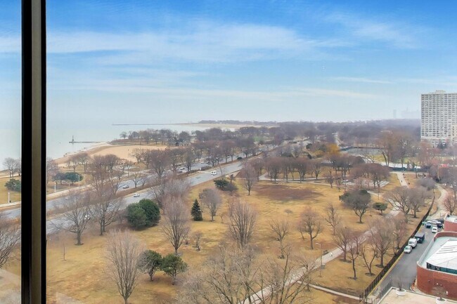 Building Photo - 5455 N Sheridan Rd