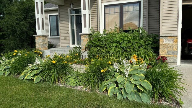 Building Photo - 2049 Kerry Dr NE