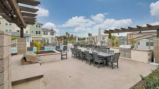 Building Photo - Stunning Fully Furnished Tri-Level Townhome 4BD/4BATHS! Central AC/Heat with Solar! 2 Car attache...