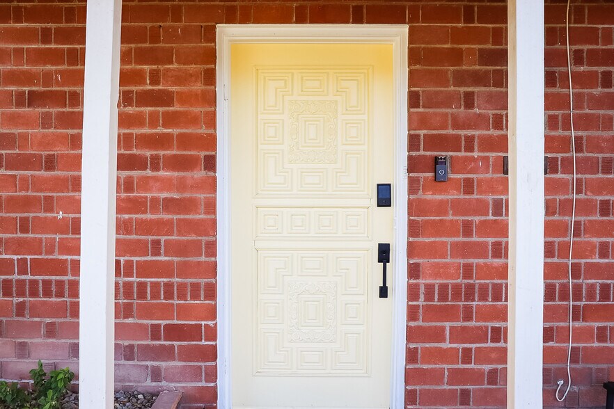 Building Photo - 3807 E Weldon Ave