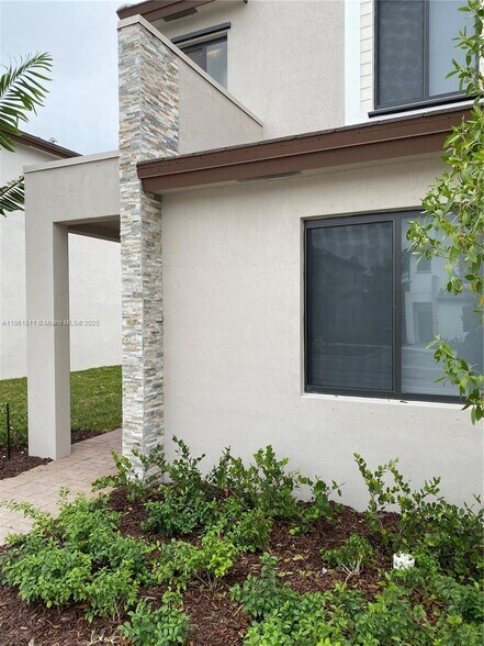 Building Photo - 316 NE 208th Ter