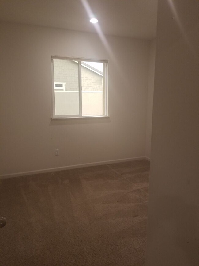 Building Photo - Beautiful, Large 4 BR/2.5 Bath Home,  Lots of light!  Great Neighborhood!