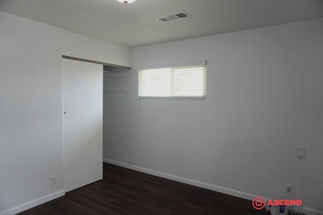 Building Photo - Home in Southeast Bakersfield!