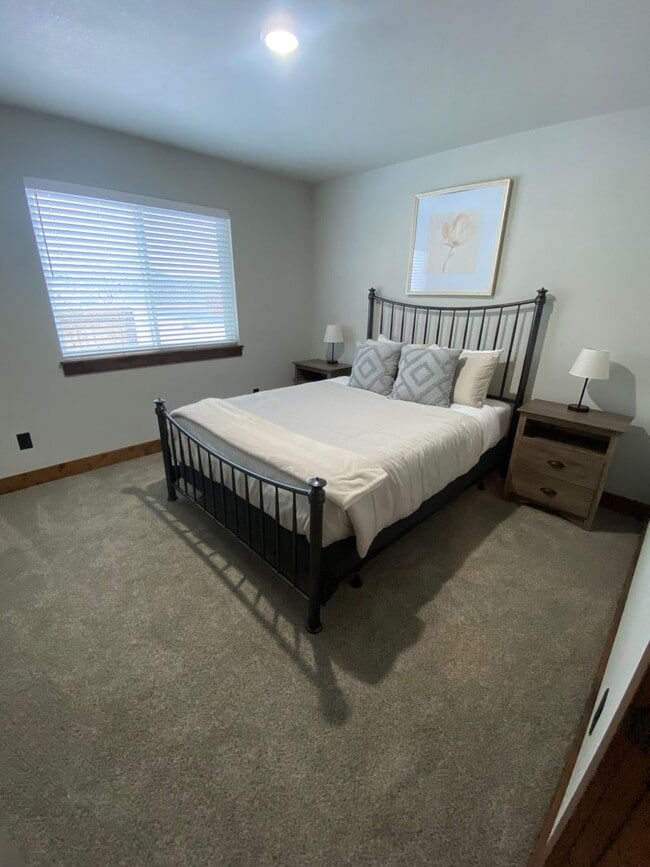 Building Photo - 3 bed/2bath Hamilton home -Fully Furnished