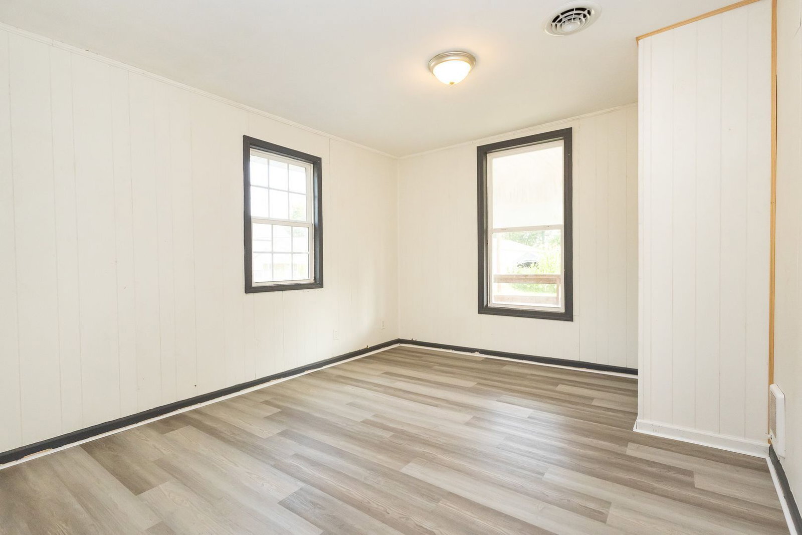 Building Photo - 1412 E 49th St