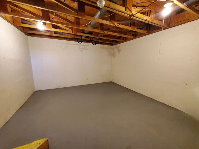 Building Photo - 612.5 Thomas Dr