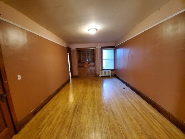 Building Photo - AVAILABLE NOW - Spread out in 3 level living!