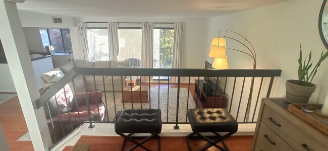 Grand entrance - 100 Roberts Ln