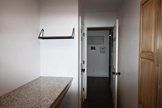 Building Photo - 8 Park Pl Cir