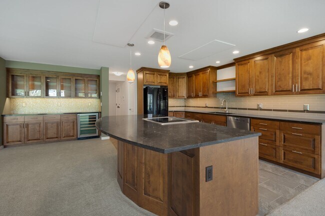 Building Photo - 2bd/2ba Bellevue Condo