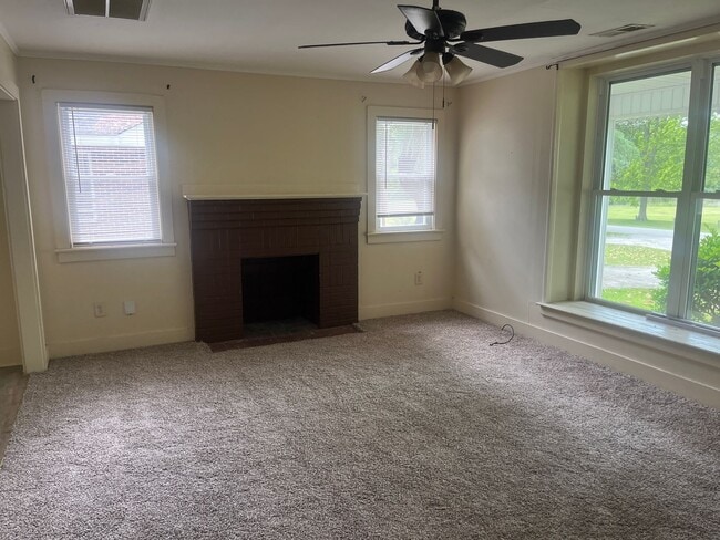 Building Photo - 2 Bed, 1 Bath House