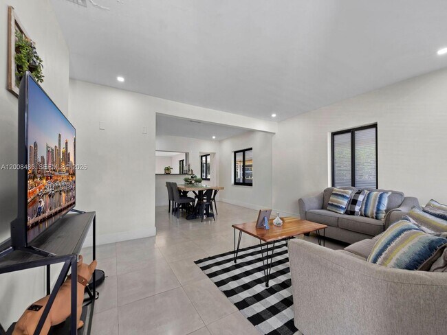 Building Photo - 252 E 36th St