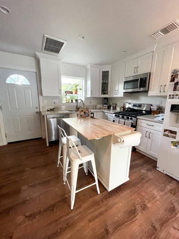 Kitchen w/island - 6619 Daryn Dr