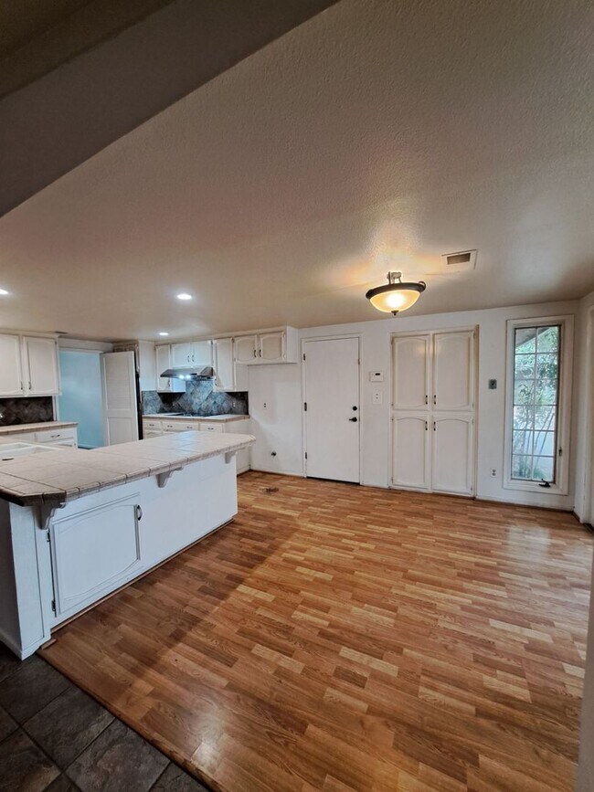 Building Photo - MOVE IN SPECIAL: Half OFF the 1st Month's ...