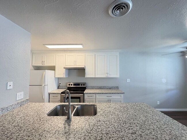 Building Photo - Charming Two Bedroom Condo