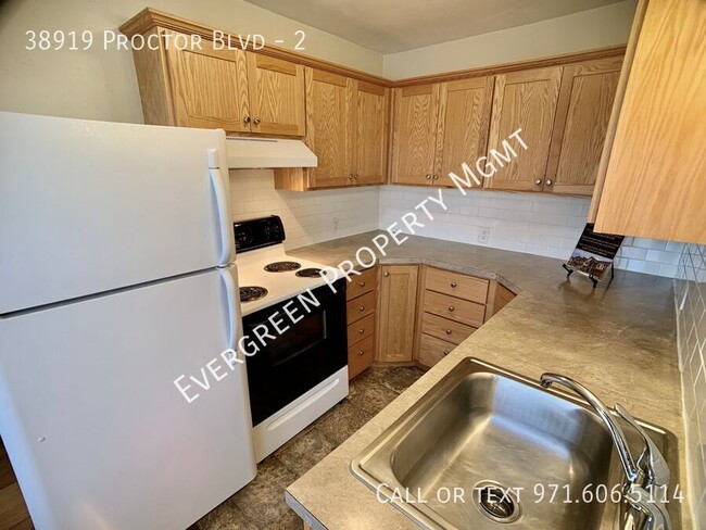 Building Photo - Charming Studio Apartment in Sandy! | $1,195