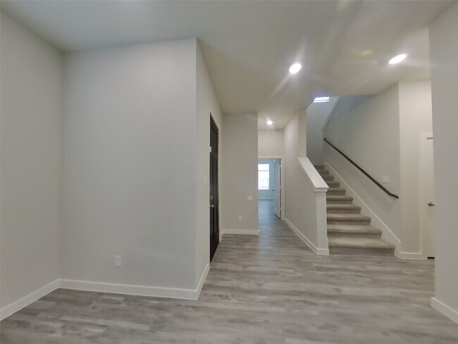 Building Photo - 9835 Willow Creek Commerce Dr