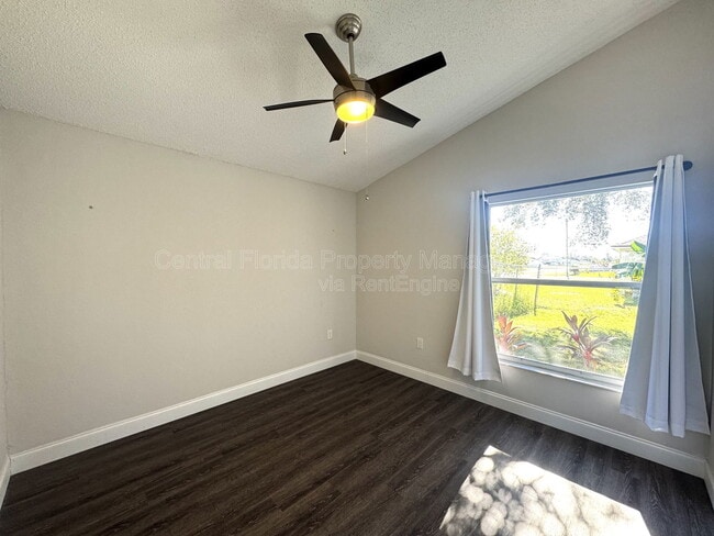 Building Photo - 402 Lark Ct