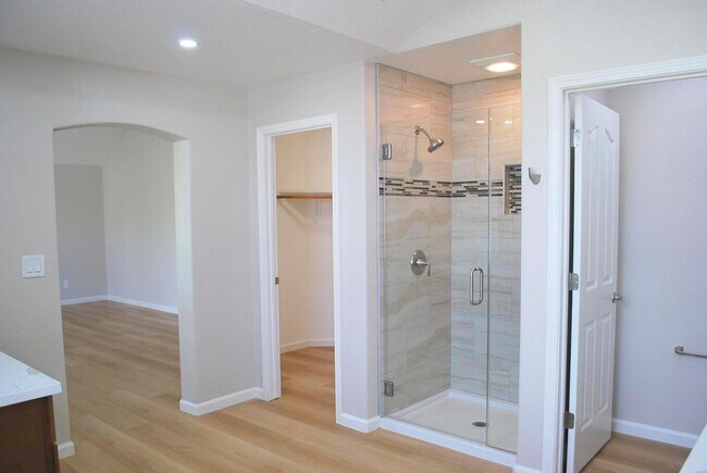 Building Photo - Updated Detached Home in Gated Fleur Du Mo...