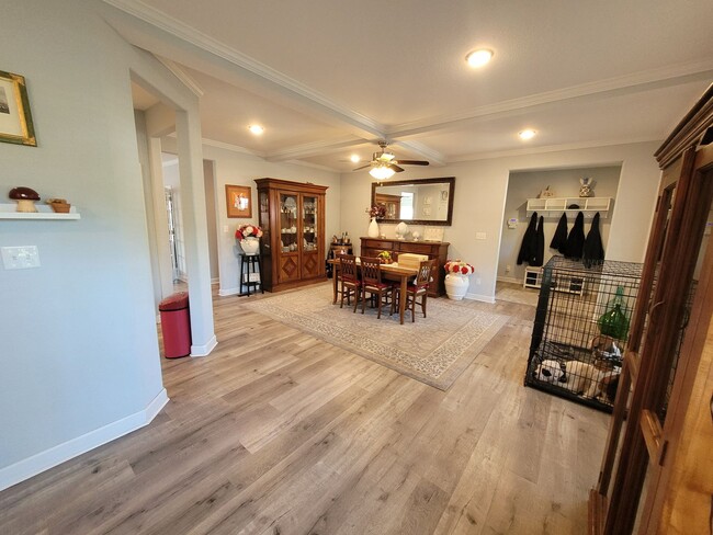 Building Photo - Beautiful & Spacious 4 bedroom, 2.5 bath h...