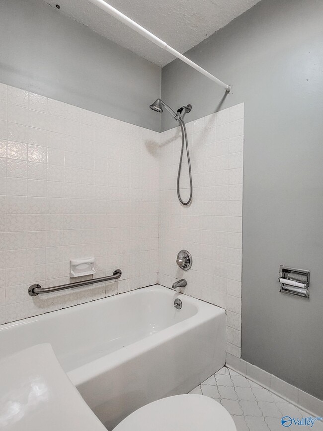 Building Photo - 2020 Woodlawn Dr SW