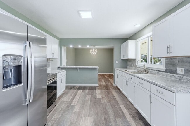 Building Photo - Updated 3BR Home with Fenced Yard & Garage