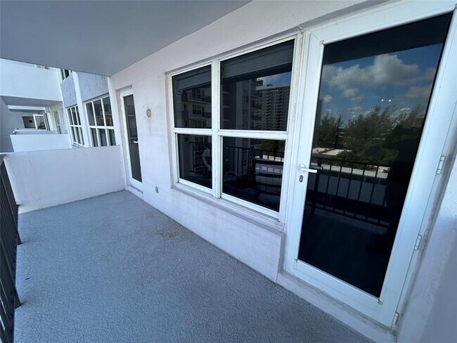 Building Photo - 405 N Ocean Blvd