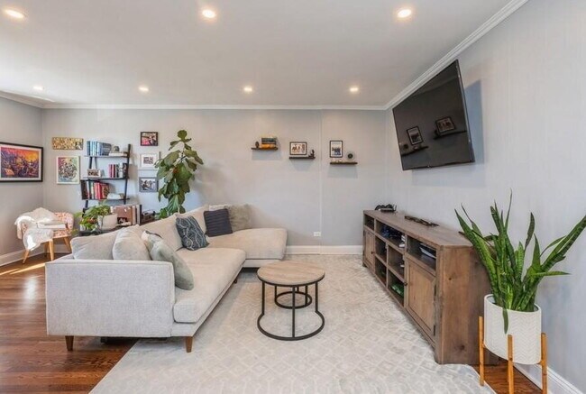 Building Photo - Comfortable and Spacious Rental Opportunity
