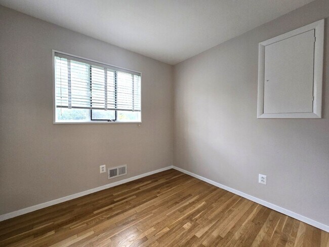 Building Photo - Updated 3BR, 2BA with Screened in Porch in Close in Rockville/Kensington!!