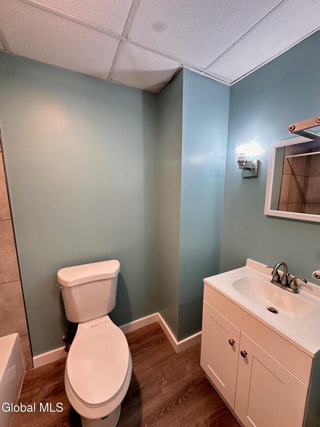 Building Photo - 23 River St